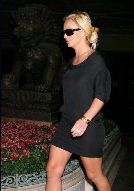 15P Celebrity Britney Spears pussy and nude in the pool