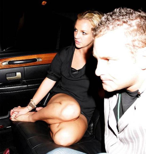 15P Celebrity Britney Spears pussy and nude in the pool