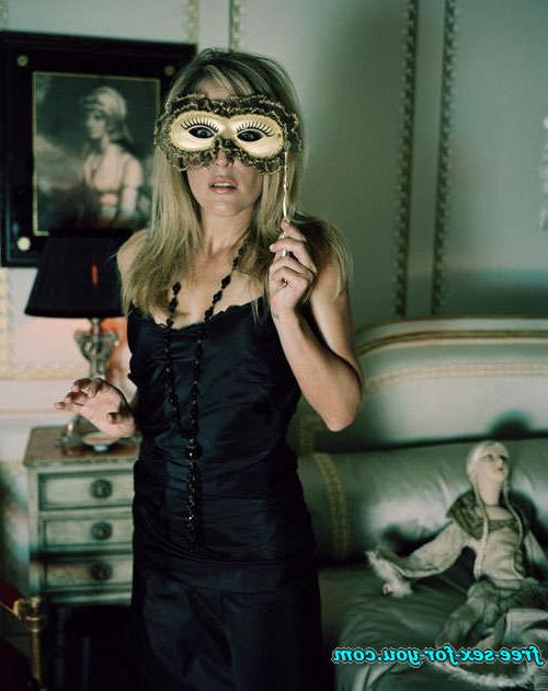 16P Gillian Anderson showing her tits and posing sexy