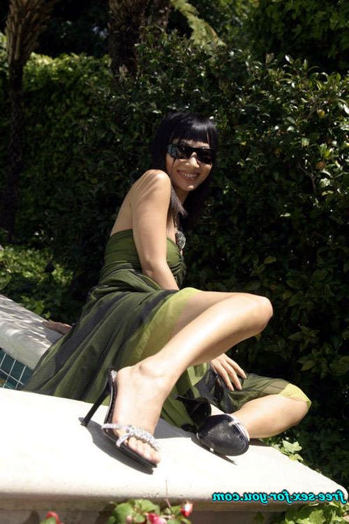 16P Bai Ling showing her ass and posing very sexy in topless