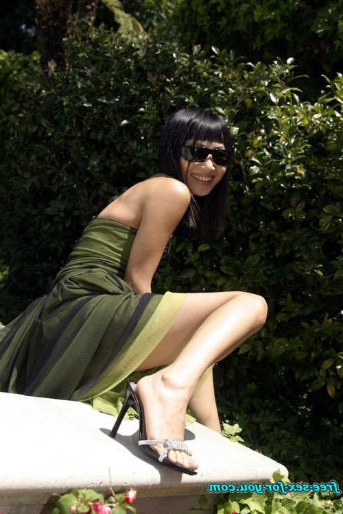 16P Bai Ling showing her ass and posing very sexy in topless