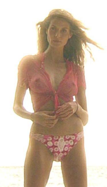 16P Exotic celeb Heidi Klum exposing her hard nipples