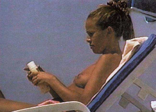 16P Celebrity Anna Kournikova showing her very nice perky tits