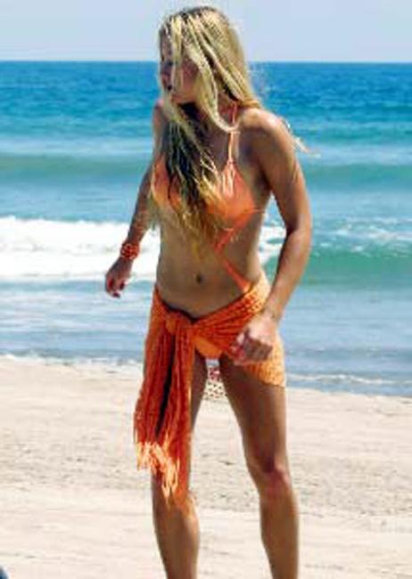 16P Celebrity Anna Kournikova showing her very nice perky tits