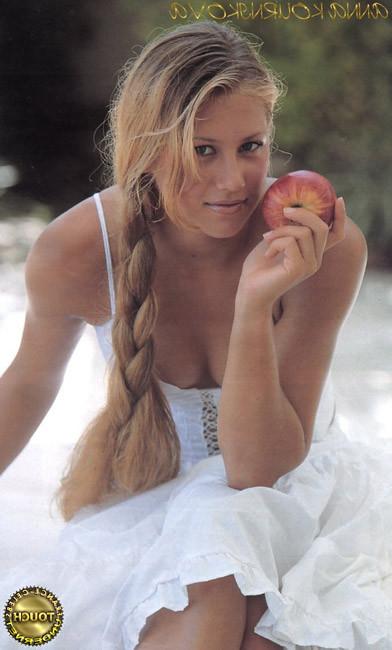 16P Celebrity Anna Kournikova showing her very nice perky tits