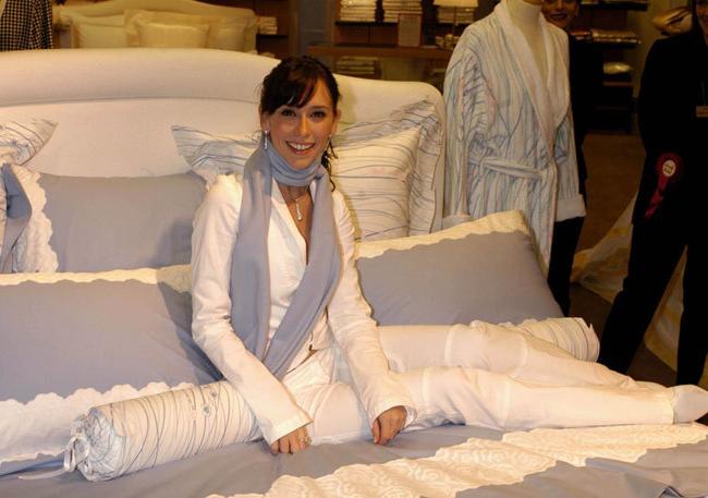 16P Celebrity Jennifer Love Hewitt posing very sexy