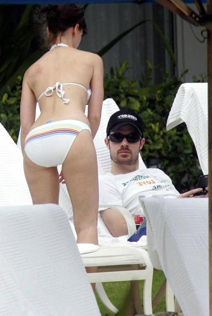 16P Celebrity Jennifer Love Hewitt posing very sexy