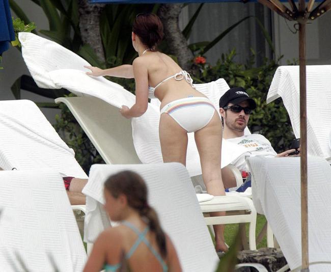 16P Celebrity Jennifer Love Hewitt posing very sexy