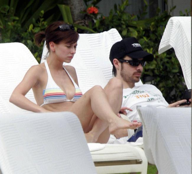 16P Celebrity Jennifer Love Hewitt posing very sexy