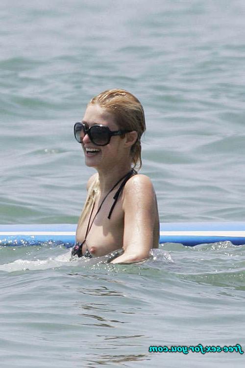16P Paris Hilton posing sexy and nipple slip paparazzi pictures