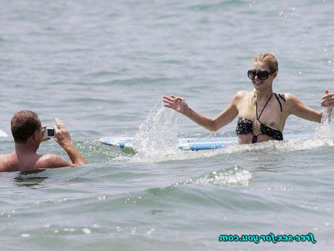 16P Paris Hilton posing sexy and nipple slip paparazzi pictures