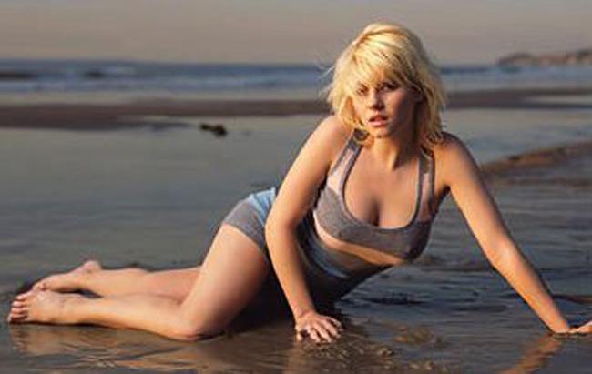 15P Exotic top celebrity babe Elisha Cuthbert posing very sexy