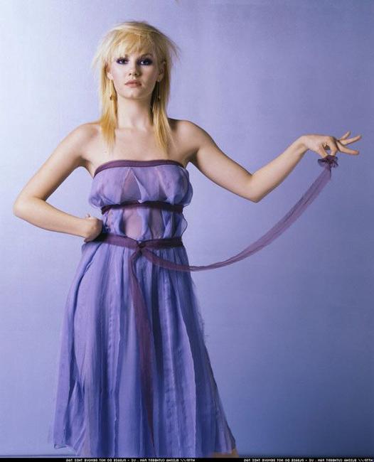 15P Exotic top celebrity babe Elisha Cuthbert posing very sexy