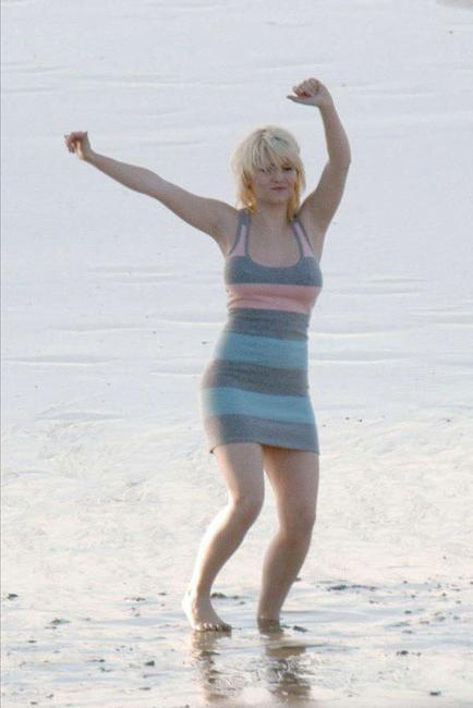 15P Exotic top celebrity babe Elisha Cuthbert posing very sexy
