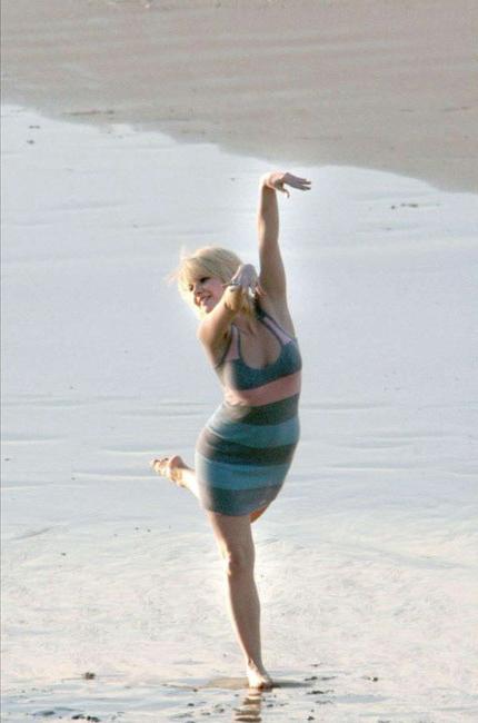15P Exotic top celebrity babe Elisha Cuthbert posing very sexy