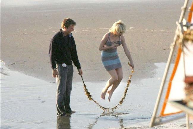 15P Exotic top celebrity babe Elisha Cuthbert posing very sexy