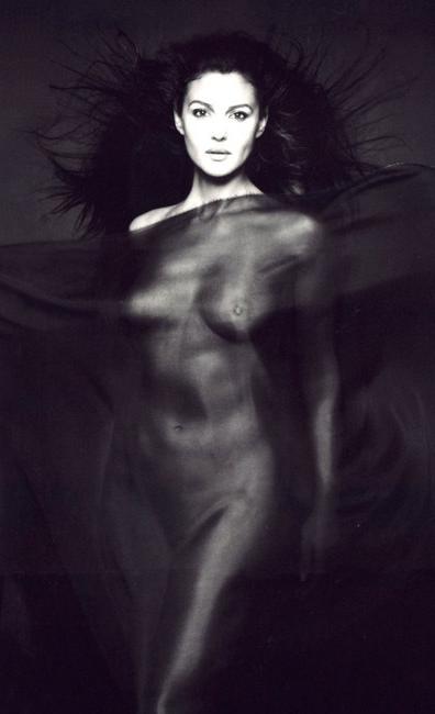 15P Italian actress Monica Bellucci showing her perfect naked body