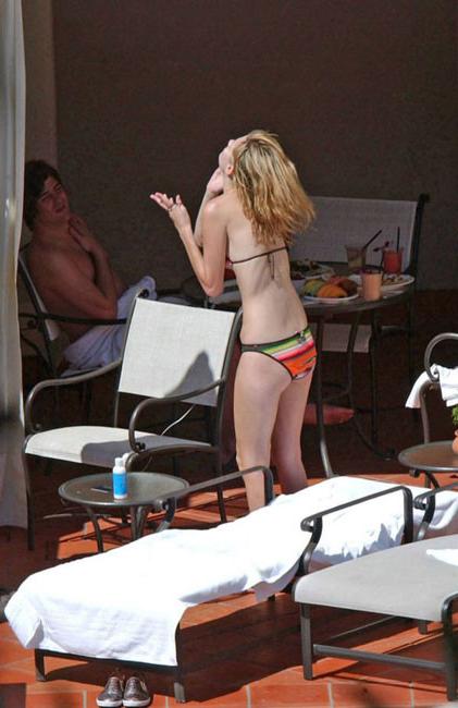 15P Lovely celebrity star Mischa Barton paparazzi pictures
