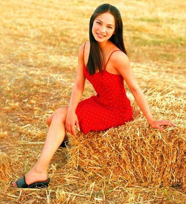 16P Lovely celebrity star Kristin Kreuk posing very sexy