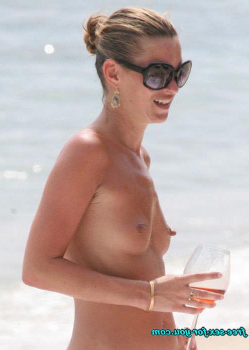 16P Kate Moss showing her hairy pussy and nice tits to paparazzi