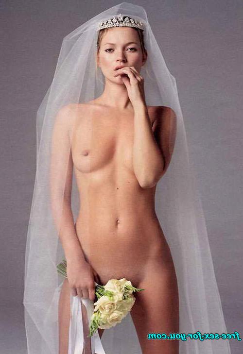 16P Kate Moss showing her hairy pussy and nice tits to paparazzi