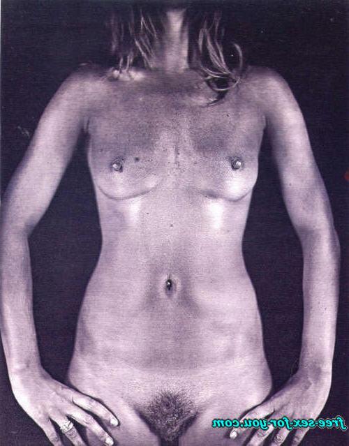 16P Kate Moss showing her hairy pussy and nice tits to paparazzi