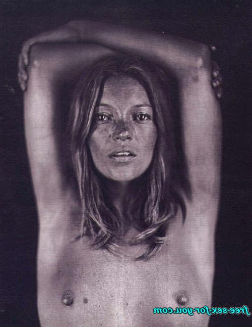 16P Kate Moss showing her hairy pussy and nice tits to paparazzi