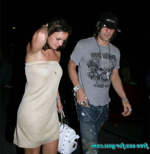 16P Britney Spears showing her nice pussy and upskirt paparazzi pics
