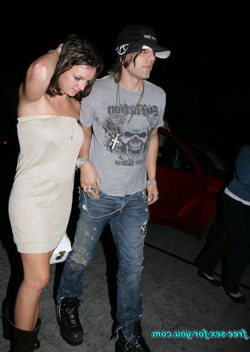 16P Britney Spears showing her nice pussy and upskirt paparazzi pics