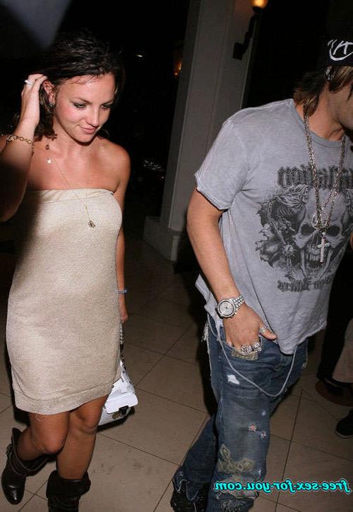 16P Britney Spears showing her nice pussy and upskirt paparazzi pics