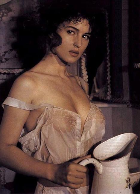 15P Sweet italian actress Monica Bellucci showing nude body