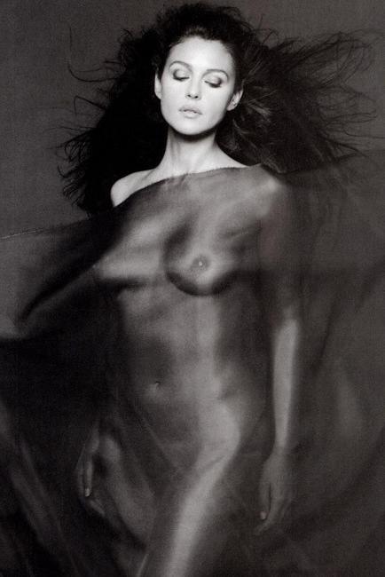 15P Sweet italian actress Monica Bellucci showing nude body