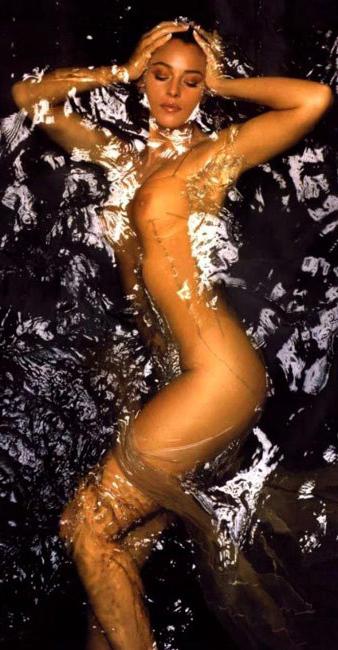 15P Sweet italian actress Monica Bellucci showing nude body