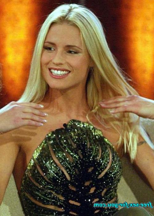 16P Michelle Hunziker showing her tits and pussy to paparazzi