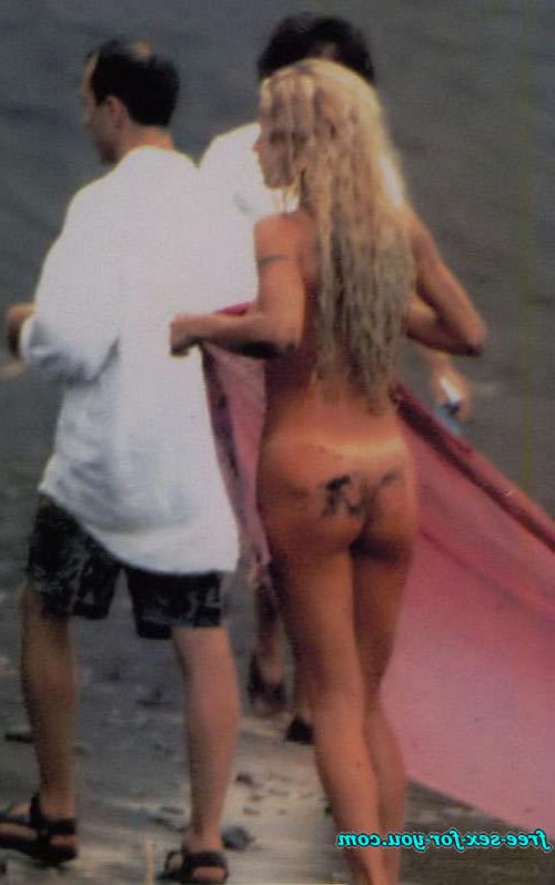16P Michelle Hunziker showing her tits and pussy to paparazzi