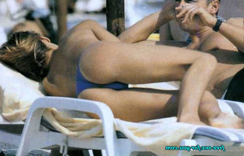 16P Michelle Hunziker showing her tits and pussy to paparazzi
