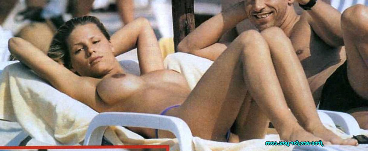 16P Michelle Hunziker showing her tits and pussy to paparazzi