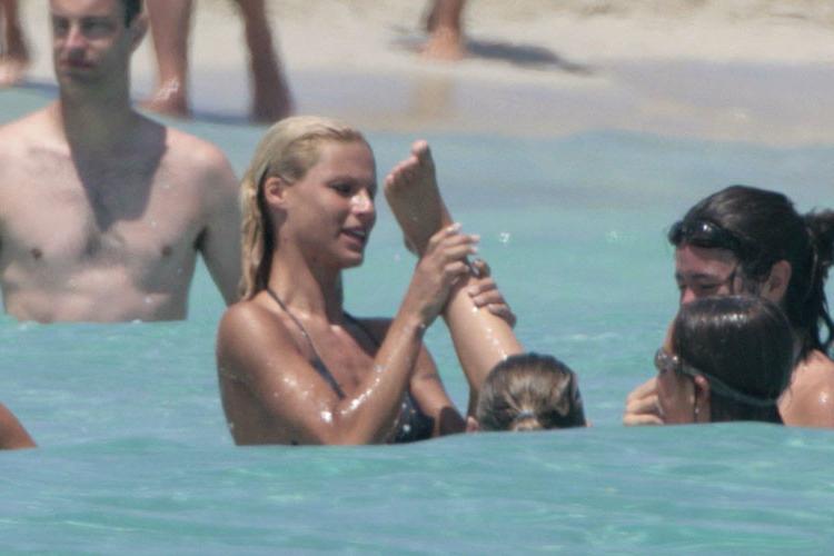 16P Michelle Hunziker shows her tits and posing nude