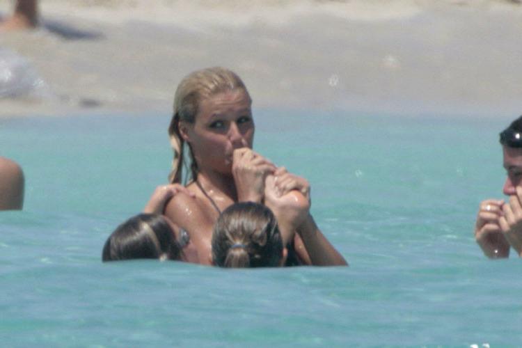 16P Michelle Hunziker shows her tits and posing nude
