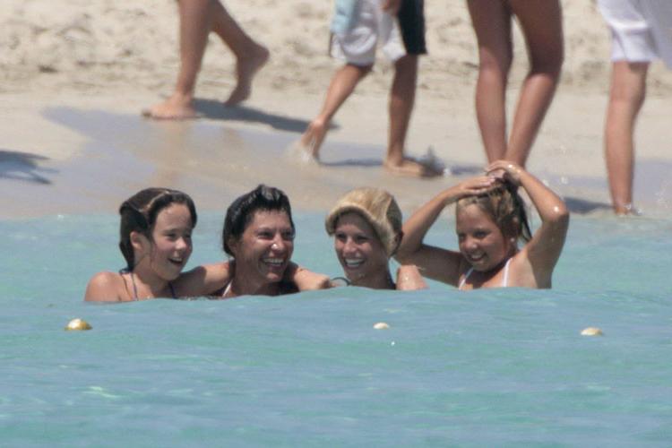 16P Michelle Hunziker shows her tits and posing nude