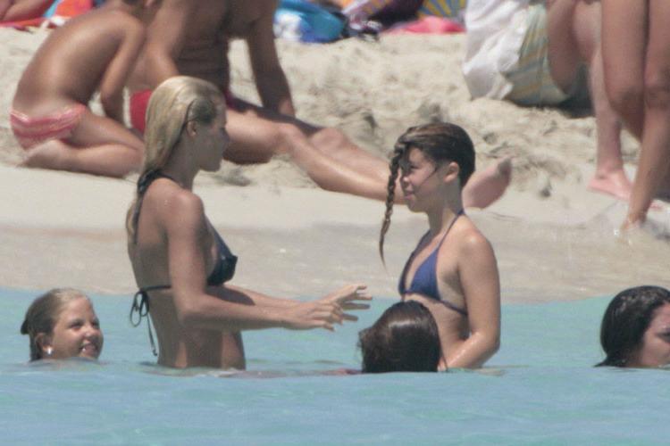 16P Michelle Hunziker shows her tits and posing nude