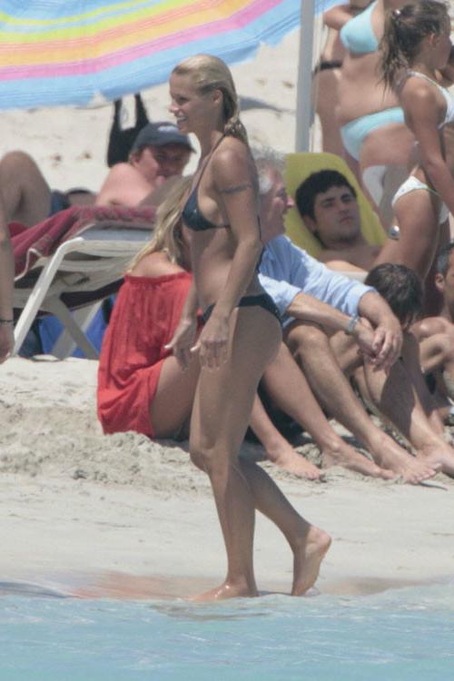 16P Michelle Hunziker shows her tits and posing nude