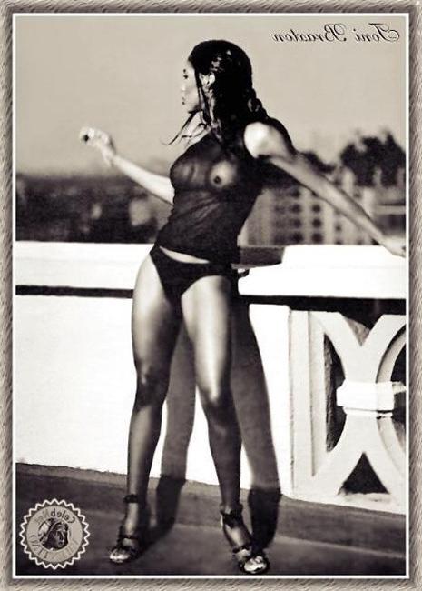 16P Lovely celebrity black babe Toni Braxton looking sexy