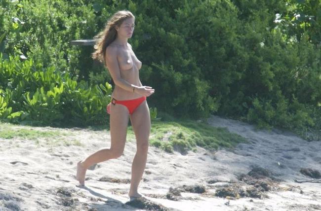16P Hot celebrity star Rebecca Gayheart paparazzi shots on the beach