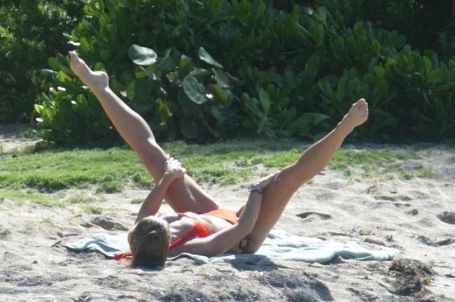 16P Hot celebrity star Rebecca Gayheart paparazzi shots on the beach