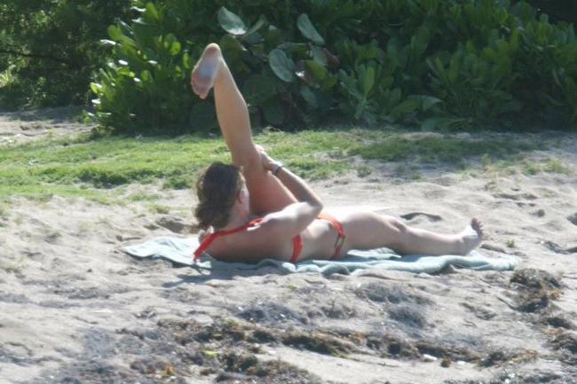 16P Hot celebrity star Rebecca Gayheart paparazzi shots on the beach