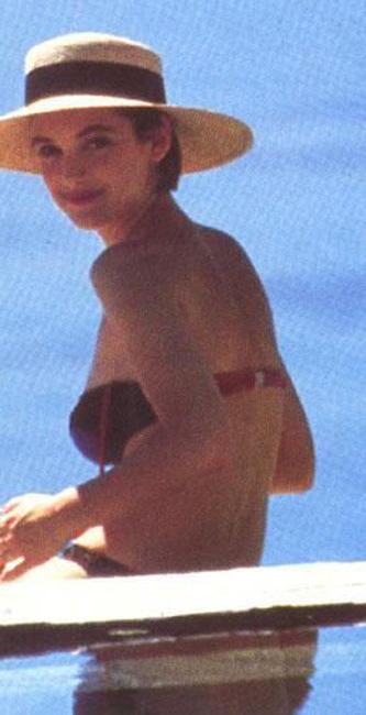 15P Amazing celebrity actress Winona Ryder looking very hot