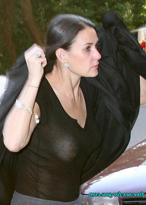 16P Demi Moore shows pussy and tits and see thru paparazzi pictures