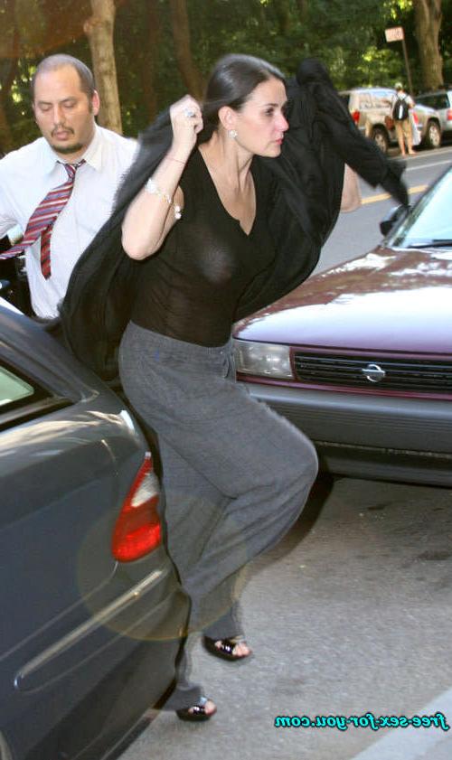 16P Demi Moore shows pussy and tits and see thru paparazzi pictures