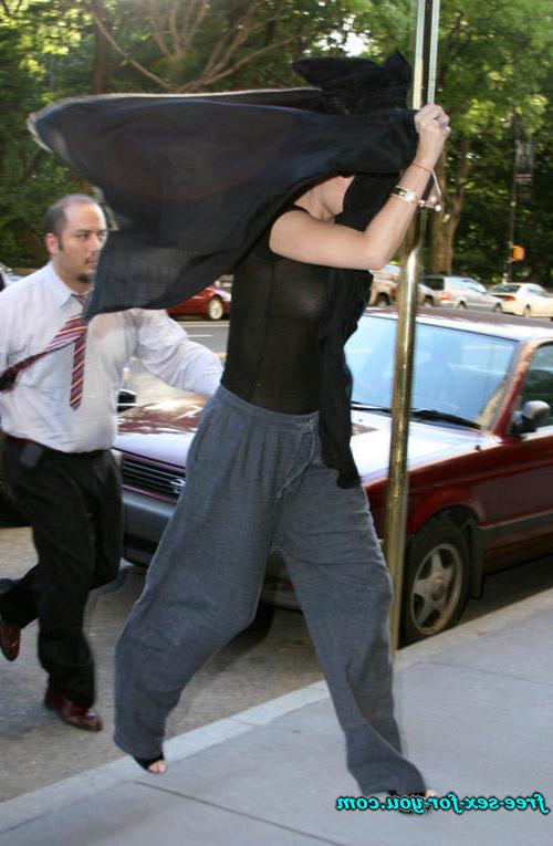16P Demi Moore shows pussy and tits and see thru paparazzi pictures